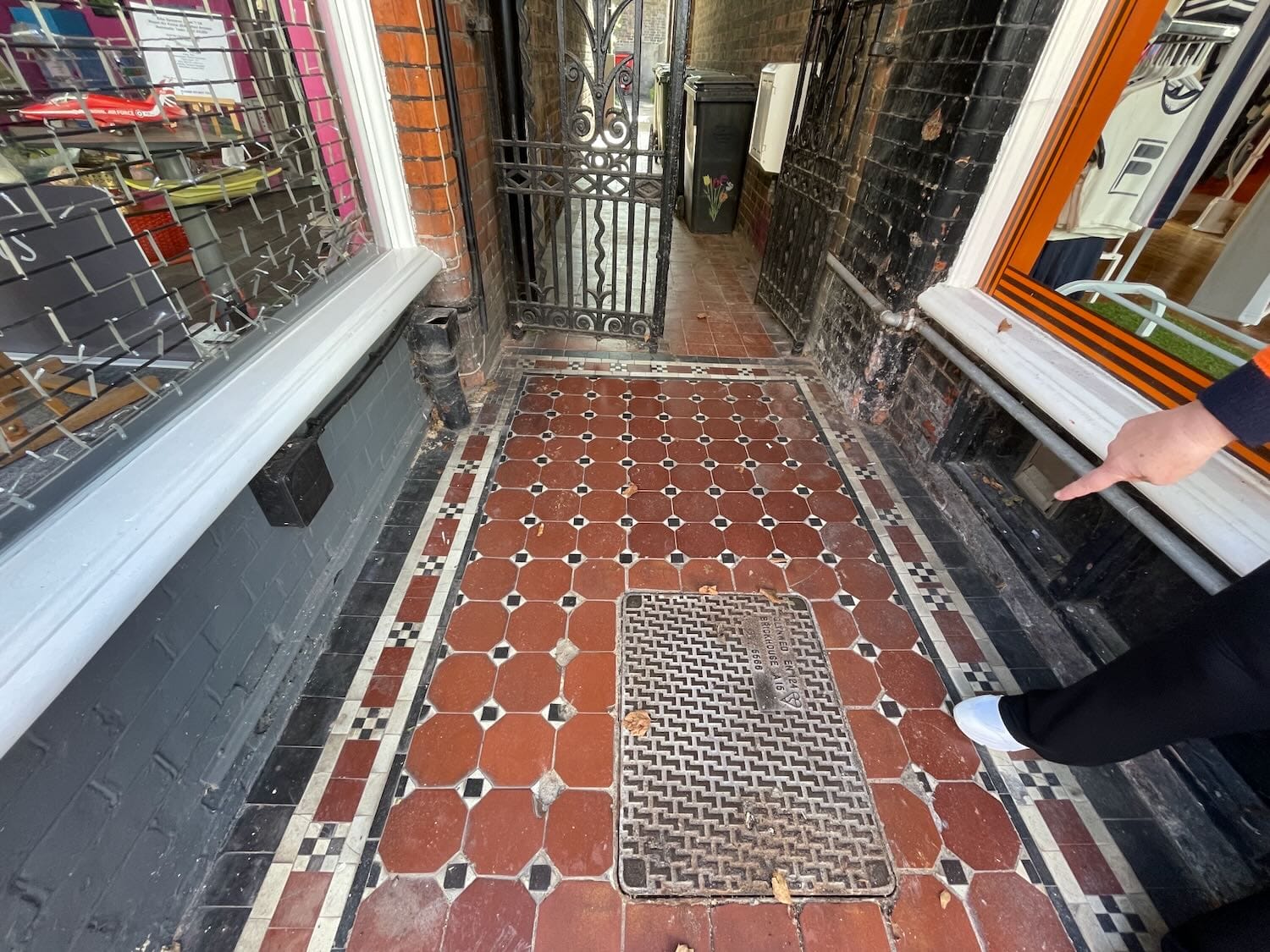Toxic sewage gases force gallery to close